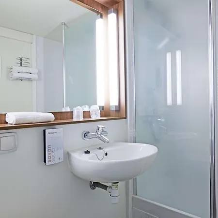 Campanile Lille - فندق سكلين